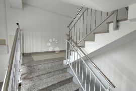 Prostran stan napravljen od 2 etažirana stana (NOVOGRADNJA), Pula, Appartement