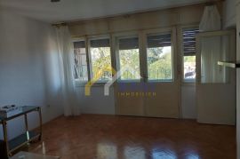 STAN U NAJBOLJOJ ČETVRTI PULE-VERUDA-90m2-5 kat, Pula, Stan