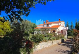 Labin, obiteljska kuća nedaleko centra grada, sa dva stana, Labin, House