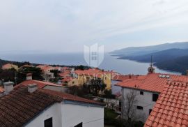 Rabac, kuća za adaptaciju sa tri velika stana na atraktivnoj lokaciji, Labin, Σπίτι