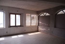 RIJEKA, KRNJEVO - Etaža kuće od 184 m2 za kompletnu renovaciju, Rijeka, Appartment