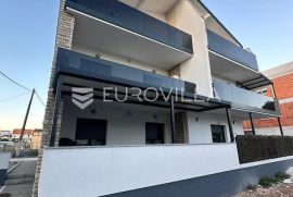 Vodice, kompletno opremljen novouređen trosobni stan + studio, NKP 142,42 m2, Vodice, Daire