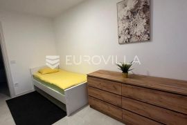 Vodice, kompletno opremljen novouređen trosobni stan + studio, NKP 142,42 m2, Vodice, Stan