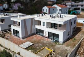 OPATIJA, POBRI - Villa u nizu 179m2 s pogledom na more + uređena okućnica 250m2, Opatija - Okolica, Σπίτι