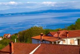 OPATIJA. BREGI- zemljište 1340m2 S GRAĐEVNOM DOZVOLOM!!! i s panoramskim pogledom na more za obiteljsku kuću/ villu/ apartmane/ kuću za iznajmljivanje- odmor s bazenom, Matulji, Γη