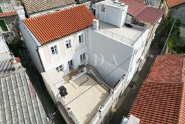 Selce, kuća u centru sa garažom, Crikvenica, House