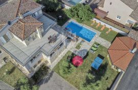 Pula, okolica, kuća za odmor s tri apartmana, Ližnjan, Haus