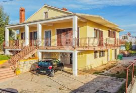 Umag, okolica! Apartmanska kuća sa lijepom okućnicom!, Umag, Ev