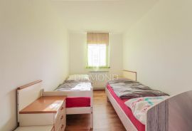 Umag, okolica! Apartmanska kuća sa lijepom okućnicom!, Umag, Ev