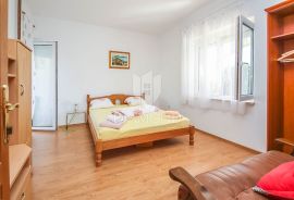 Poreč, apartmanska kuća u centru grada!, Poreč, Дом