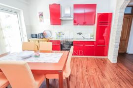 Poreč, apartmanska kuća u centru grada!, Poreč, Дом