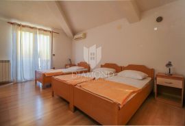 Umag okolica, apartmanska kuća sa velikom okućnicom, Umag, House