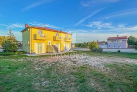 Umag okolica, apartmanska kuća sa velikom okućnicom, Umag, House