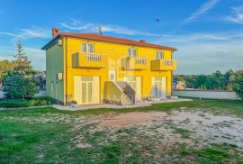 Umag okolica, apartmanska kuća sa velikom okućnicom, Umag, House