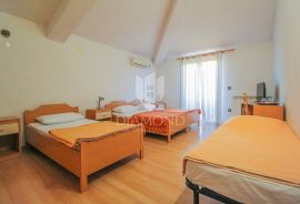 Umag okolica, apartmanska kuća sa velikom okućnicom, Umag, House