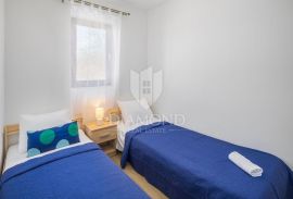 Poreč, kuća sa tri prostrana apartmana u mirnom mjestu!, Poreč, House