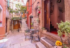 Rovinj, centar, prostrana kuća drugi red do mora, Rovinj, Flat