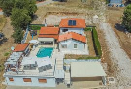 Novigrad, okolica! Kuća sa bazenom i dva zemljišta sa projektima!, Novigrad, Casa