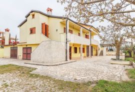 Poreč, okolica kuća sa velikom okućnicom i pogledom na more, Poreč, House