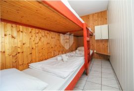 Novigrad okolica, prostrani stan sa velikom okućnicom i bazenom, Novigrad, Appartment