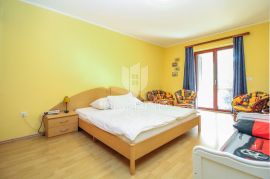 Novigrad okolica, prostrani stan sa velikom okućnicom i bazenom, Novigrad, Appartment