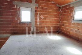 Rouh bau-Dvoetažni stan u kući u nizu 87 m2,3S+DB,parking, Vodice, Appartement