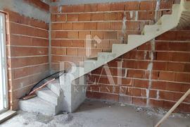 Rouh bau-Dvoetažni stan u kući u nizu 87 m2,3S+DB,parking, Vodice, Appartement