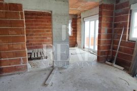 Rouh bau-Dvoetažni stan u kući u nizu 87 m2,3S+DB,parking, Vodice, Appartement