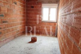 Rouh bau-Dvoetažni stan u kući u nizu 87 m2,3S+DB,parking, Vodice, Appartement