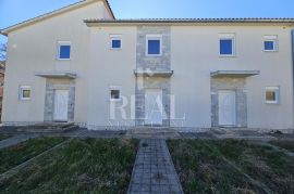 Rouh bau-Dvoetažni stan u kući u nizu 87 m2,3S+DB,parking, Vodice, Appartement