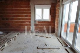 Rouh bau-Dvoetažni stan u kući u nizu 87 m2,3S+DB,parking, Vodice, Appartement