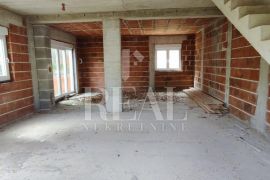 Rouh bau-Dvoetažni stan u kući u nizu 87 m2,3S+DB,parking, Vodice, Appartement