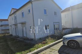 Rouh bau-Dvoetažni stan u kući u nizu 87 m2,3S+DB,parking, Vodice, Appartement