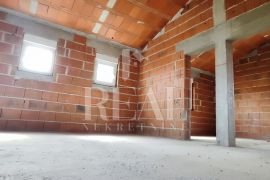 Rouh bau-Dvoetažni stan u kući u nizu 87 m2,3S+DB,parking, Vodice, Appartement