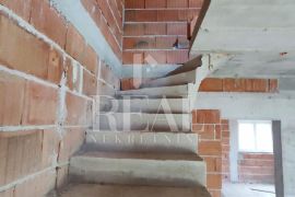 Rouh bau Stan u kući u nizu 87 m2,3S+DB,parking, Vodice, Appartment