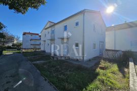 Rouh bau Stan u kući u nizu 87 m2,3S+DB,parking, Vodice, Kвартира