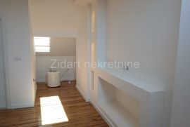 Novogradnja na poslednjem spratu, Zemun, Appartamento