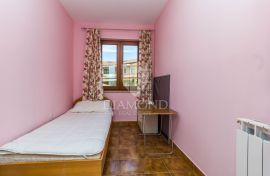 Apartmanska kuća sa 4 stana nedaleko od Poreča, Poreč, House