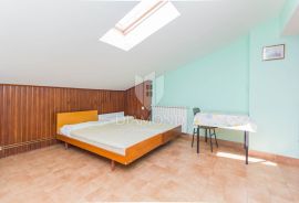 Apartmanska kuća sa 4 stana nedaleko od Poreča, Poreč, House