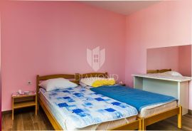 Apartmanska kuća sa 4 stana nedaleko od Poreča, Poreč, House