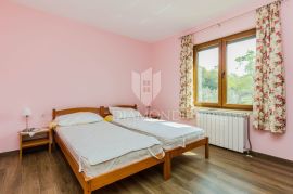 Apartmanska kuća sa 4 stana nedaleko od Poreča, Poreč, House