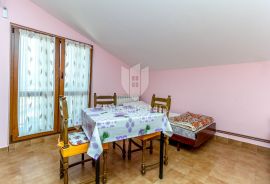 Apartmanska kuća sa 4 stana nedaleko od Poreča, Poreč, House