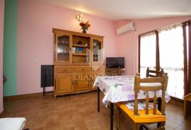 Apartmanska kuća sa 4 stana nedaleko od Poreča, Poreč, House