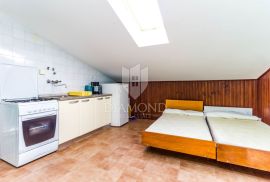 Apartmanska kuća sa 4 stana nedaleko od Poreča, Poreč, House