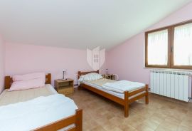 Apartmanska kuća sa 4 stana nedaleko od Poreča, Poreč, House