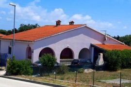 Kuća sa dva stana nadomak mora, Banjole, Istra, Medulin, House