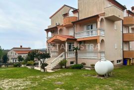 Prodaje se manji hotel površine 915 m2 s velikom okućnicom, Medulin, Maison