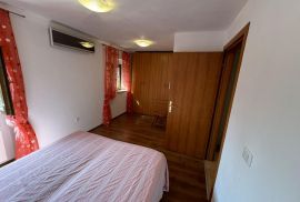 Dvojna kuća sa odvojenim apartmanom na dobroj lokaciji, Premantura, Istra, Medulin, Maison