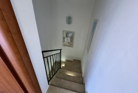 Dvojna kuća sa odvojenim apartmanom na dobroj lokaciji, Premantura, Istra, Medulin, Maison