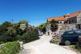 Gornje selo, otok Šolta, dvojna kamena kuća NKP 200 m2, položena na parceli površine 747 m2, Šolta, بيت